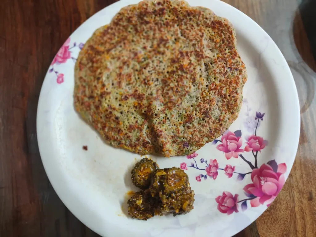 serve the uttapam hot on a plate